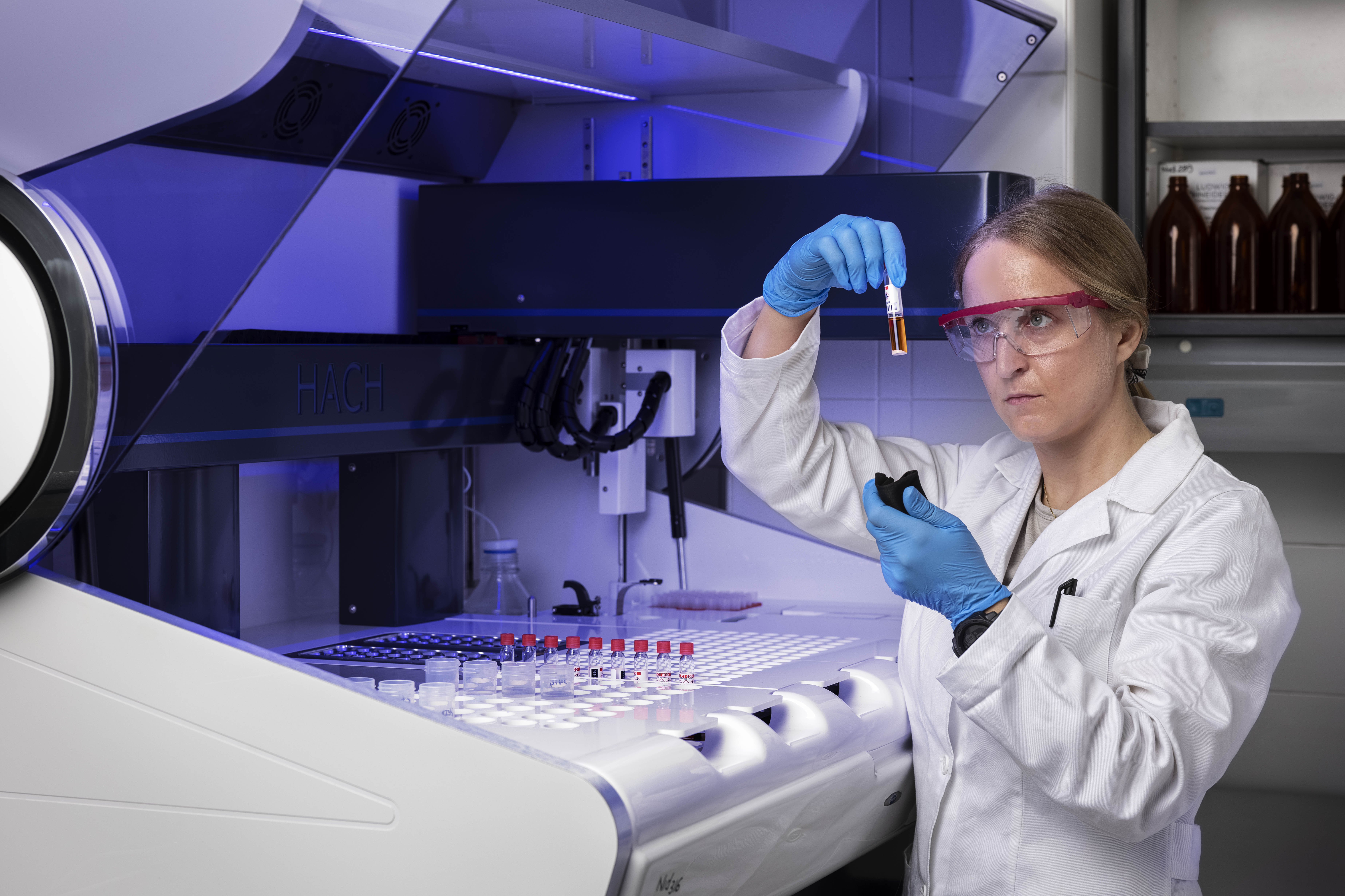 tecnico di laboratorio mentre effettua analisi